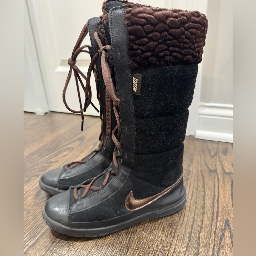 NIKE • Hi Lace Up Faux Fur Sneaker Boots (9)